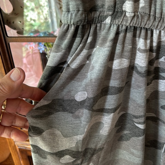 Camo jumper with 2 side pockets, key hole on back, rolled sleeves. NWOT. SS - Picture 4 of 8